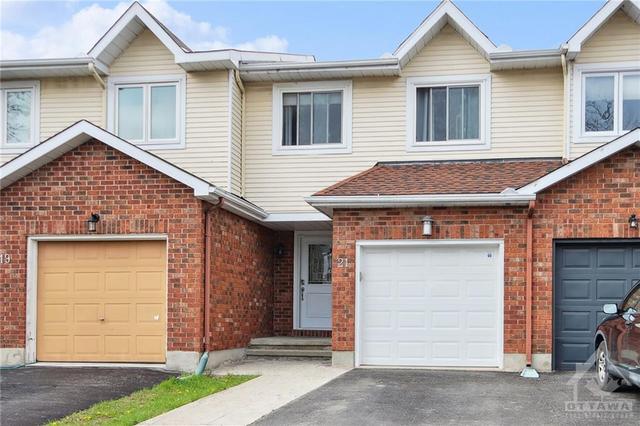 21 Woodpark Way, Townhouse with 3 bedrooms, 2 bathrooms and 3 parking in Ottawa ON | Image 1