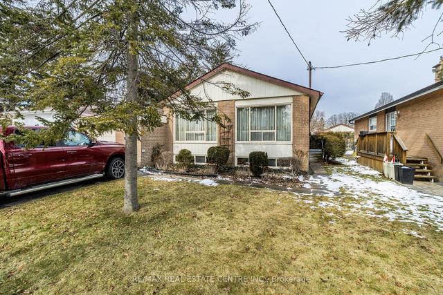 37 Cotman Cres, House detached with 3 bedrooms, 2 bathrooms and 3 parking in Toronto ON | Image 12