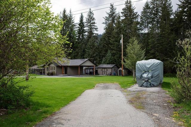 2711 Jacks Crescent, House detached with 2 bedrooms, 2 bathrooms and null parking in Central Kootenay I BC | Image 55