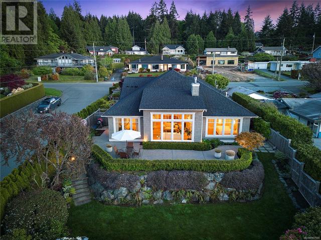 277 Crescent Rd W, House detached with 2 bedrooms, 3 bathrooms and 4 parking in Qualicum Beach BC | Image 2