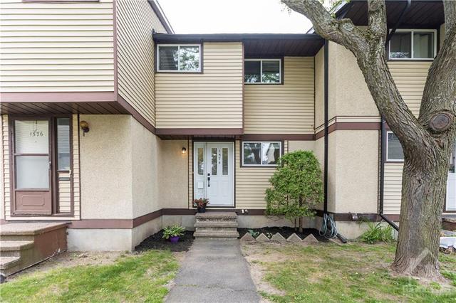1574 Feather Lane, Townhouse with 3 bedrooms, 2 bathrooms and 1 parking in Ottawa ON | Image 1