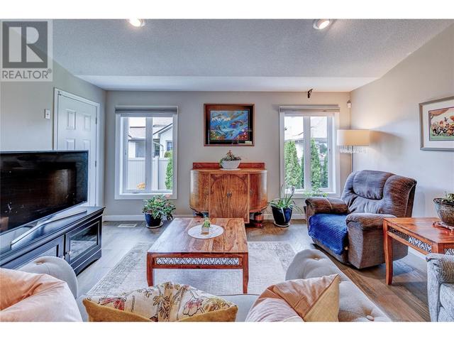 114 - 1885 Parkview Cres, House attached with 3 bedrooms, 2 bathrooms and 4 parking in Kelowna BC | Image 3