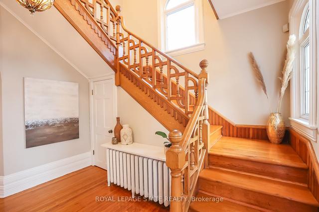 104 Main St E, House detached with 5 bedrooms, 3 bathrooms and 14 parking in Grimsby ON | Image 3