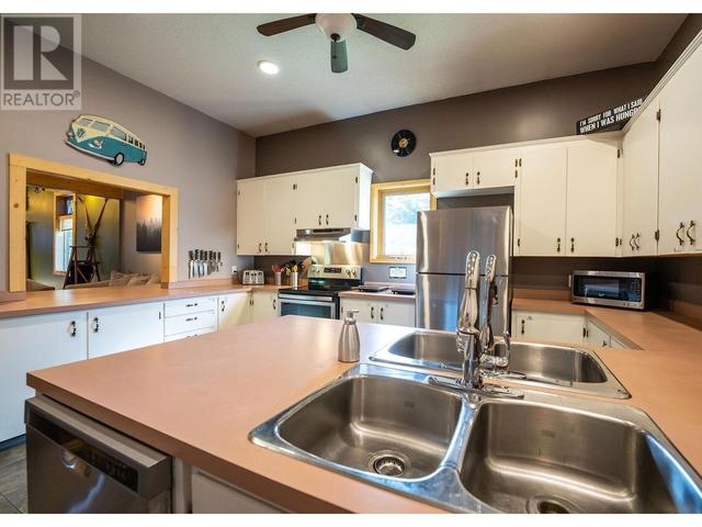 1502 Mountain View Drive, House detached with 6 bedrooms, 3 bathrooms and 10 parking in Revelstoke BC | Image 36