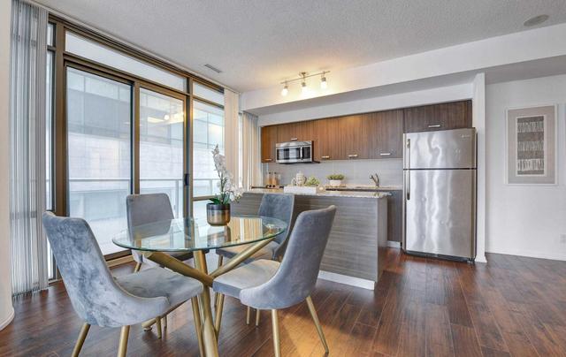 1010 - 832 Bay St, Condo with 3 bedrooms, 2 bathrooms and 1 parking in Toronto ON | Image 4