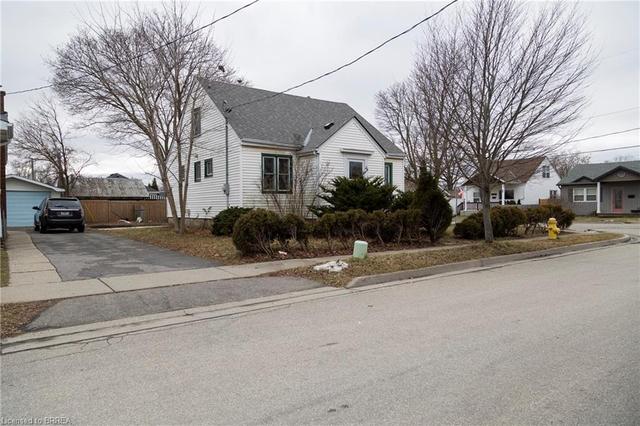 29 Curtis St, House detached with 3 bedrooms, 1 bathrooms and null parking in Brantford ON | Image 4