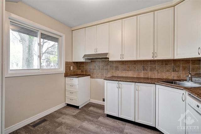 3169 Olympic Way, Townhouse with 3 bedrooms, 2 bathrooms and 1 parking in Ottawa ON | Image 10