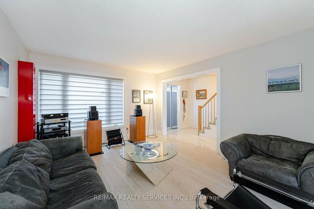 13 Barrington Cres, House attached with 3 bedrooms, 2 bathrooms and 3 parking in Brampton ON | Image 38
