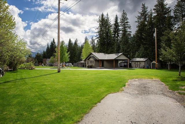 2711 Jacks Crescent, House detached with 2 bedrooms, 2 bathrooms and null parking in Central Kootenay I BC | Image 56