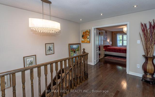 8 Carriage House Ct, House attached with 3 bedrooms, 4 bathrooms and 4 parking in Richmond Hill ON | Image 10