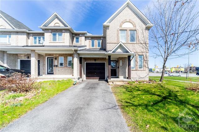 229 Felicia Cres, Townhouse with 4 bedrooms, 4 bathrooms and 2 parking in Ottawa ON | Image 1