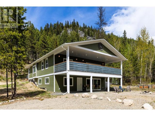 4820 33 Hwy, House detached with 5 bedrooms, 2 bathrooms and 6 parking in Kootenay Boundary E BC | Image 4