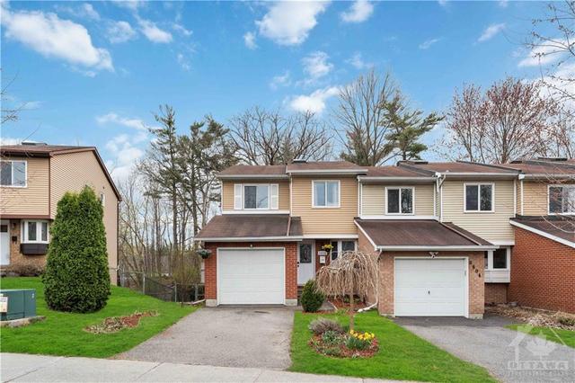 6806 Bilberry Dr, Townhouse with 3 bedrooms, 3 bathrooms and 2 parking in Ottawa ON | Image 2