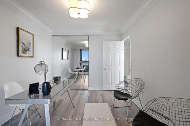 1512 - 100 Quebec Ave, Condo with 3 bedrooms, 2 bathrooms and 2 parking in Toronto ON | Image 2