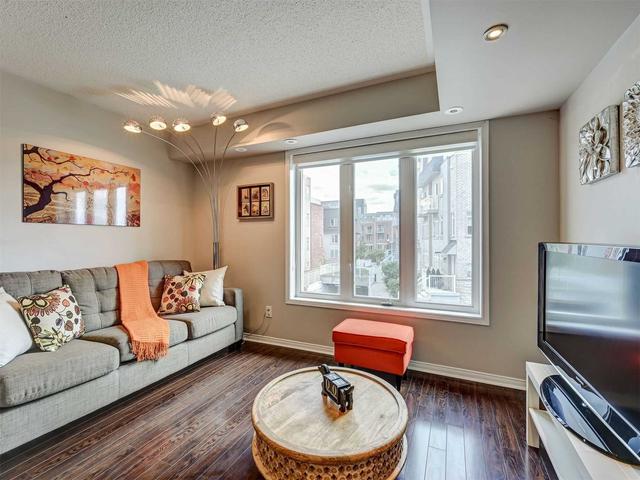 th 74 - 55 Turntable Cres, Townhouse with 3 bedrooms, 2 bathrooms and 1 parking in Toronto ON | Image 2