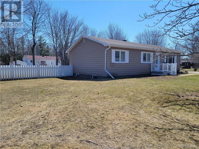 23 Pine Rd, House detached with 4 bedrooms, 2 bathrooms and null parking in Bathurst NB | Image 4