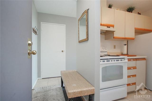 909 - 110 Forward Ave, Condo with 2 bedrooms, 1 bathrooms and 1 parking in Ottawa ON | Image 3