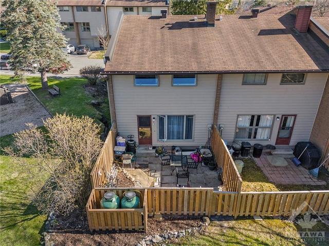 32 Carmichael Court, Townhouse with 4 bedrooms, 2 bathrooms and 2 parking in Ottawa ON | Image 23