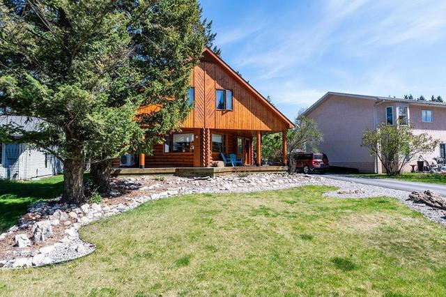 7500 Rivercrest Rd, House detached with 3 bedrooms, 2 bathrooms and 4 parking in Radium Hot Springs BC | Image 1