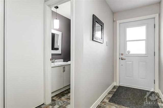 297 Valade Cres, Townhouse with 3 bedrooms, 3 bathrooms and 2 parking in Ottawa ON | Image 2