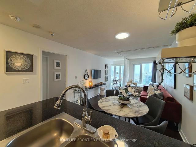 3005 - 210 Victoria St, Condo with 1 bedrooms, 1 bathrooms and 0 parking in Toronto ON | Image 2