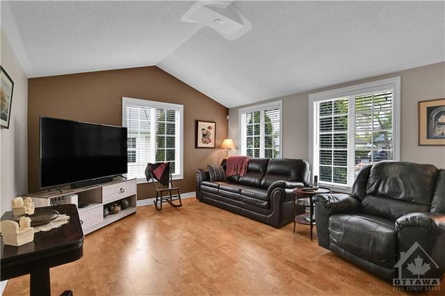 1020 Teena Colleen Private, House detached with 3 bedrooms, 2 bathrooms and 4 parking in Ottawa ON | Image 5