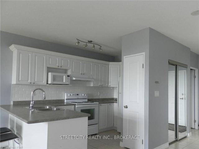 1006 - 353 Commissioners Rd W, Condo with 2 bedrooms, 1 bathrooms and 1 parking in London ON | Image 6