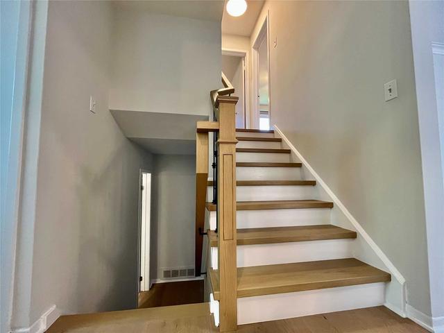 2 Chapais Cres, House detached with 4 bedrooms, 2 bathrooms and 3 parking in Toronto ON | Image 13