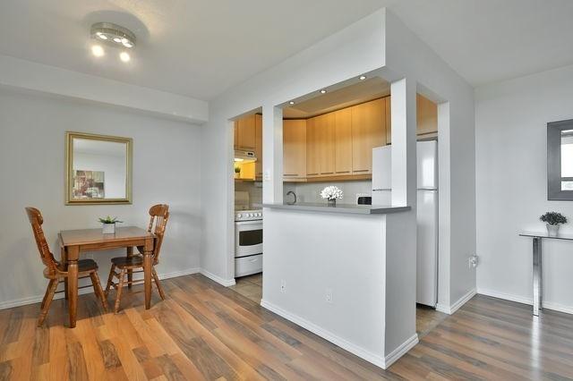 710 - 15 Nicklaus Dr, Condo with 2 bedrooms, 1 bathrooms and 1 parking in Hamilton ON | Image 2