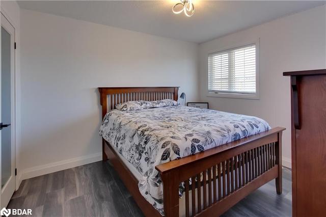 19 Sherwood Crt, House detached with 3 bedrooms, 2 bathrooms and 6 parking in Barrie ON | Image 35