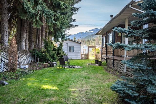 235 B Avenue, House detached with 2 bedrooms, 2 bathrooms and null parking in Central Kootenay D BC | Image 39