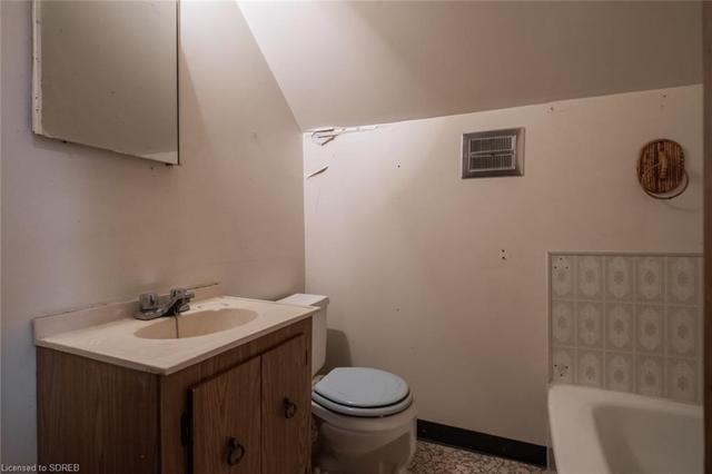Granny/in-law suite 3 piece bathroom | Image 19