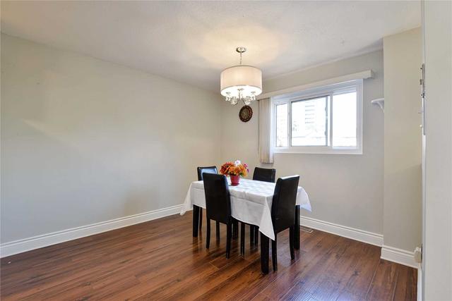 35 Carleton Pl, Townhouse with 3 bedrooms, 2 bathrooms and 2 parking in Brampton ON | Image 3