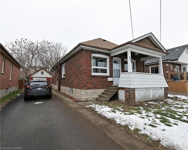234 Clarence St, House detached with 3 bedrooms, 1 bathrooms and 4 parking in Brantford ON | Image 1