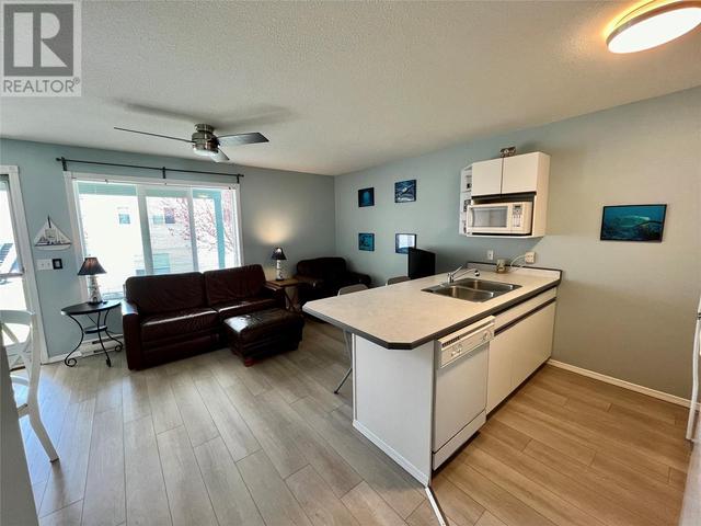 242 - 213 White Pine Crescent, Condo with 2 bedrooms, 1 bathrooms and 2 parking in Sicamous BC | Image 9
