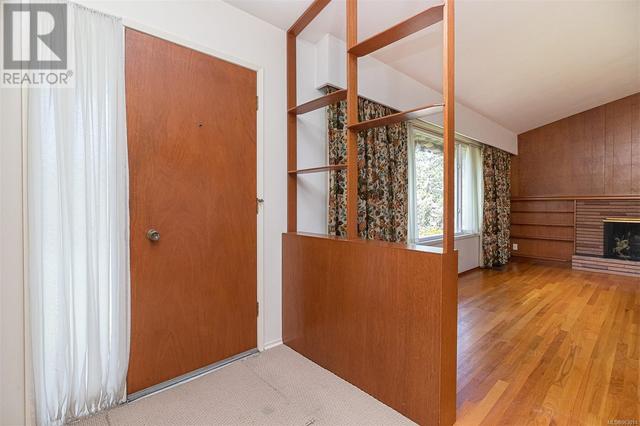 4051 Cedar Hill Cross Rd, House detached with 4 bedrooms, 2 bathrooms and 3 parking in Saanich BC | Image 2