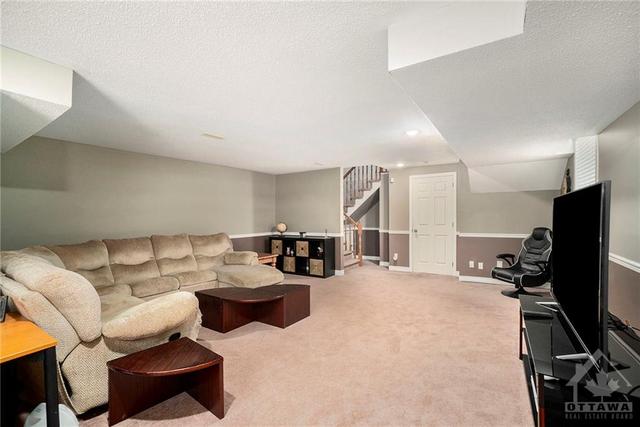 531 Devonwood Cir, Townhouse with 3 bedrooms, 3 bathrooms and 3 parking in Ottawa ON | Image 23