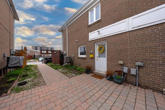 260 Town House Cres, Townhouse with 3 bedrooms, 1 bathrooms and 1 parking in Brampton ON | Image 26