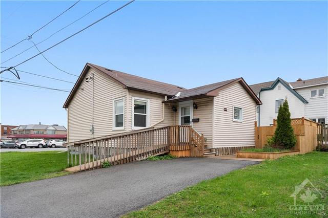 218 Rideau Street, House detached with 2 bedrooms, 1 bathrooms and 2 parking in North Grenville ON | Image 4