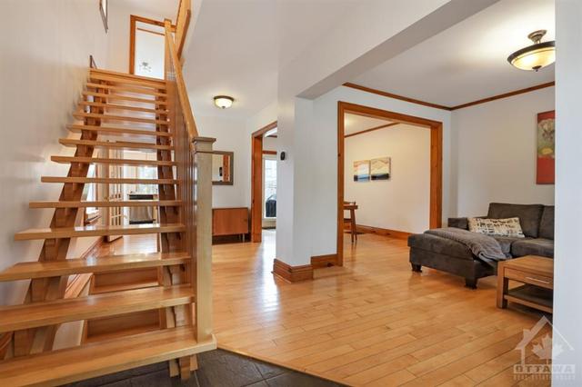 205 Rosemere Ave, House detached with 3 bedrooms, 3 bathrooms and 5 parking in Ottawa ON | Image 3