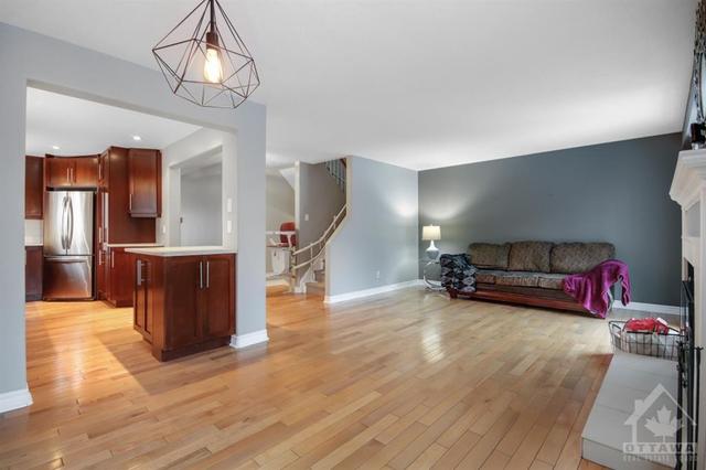 6858 Bilberry Drive, Townhouse with 4 bedrooms, 3 bathrooms and 2 parking in Ottawa ON | Image 6