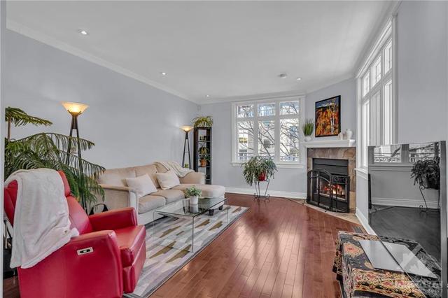 50 Concord St N, Townhouse with 3 bedrooms, 2 bathrooms and 2 parking in Ottawa ON | Image 7