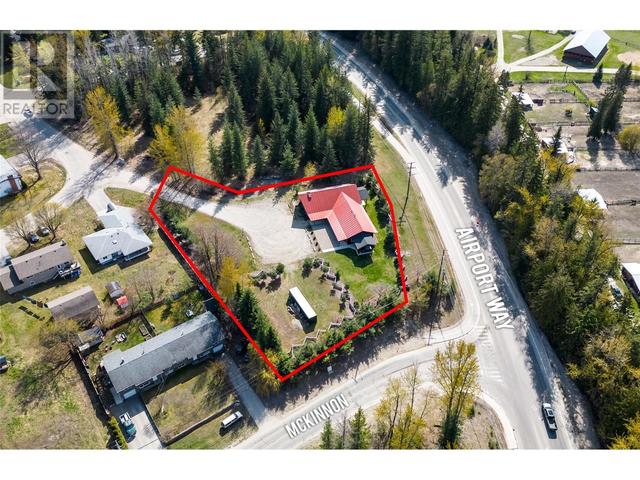 1502 Mountain View Drive, House detached with 6 bedrooms, 3 bathrooms and 10 parking in Revelstoke BC | Image 2