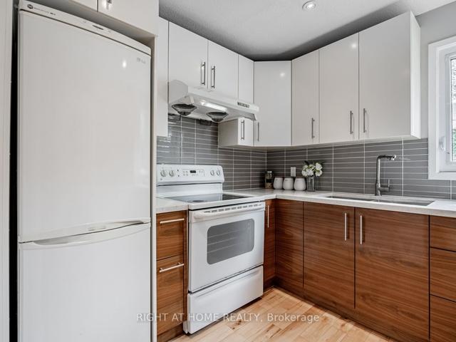 257 Ontario St, House attached with 3 bedrooms, 2 bathrooms and 2 parking in Toronto ON | Image 3