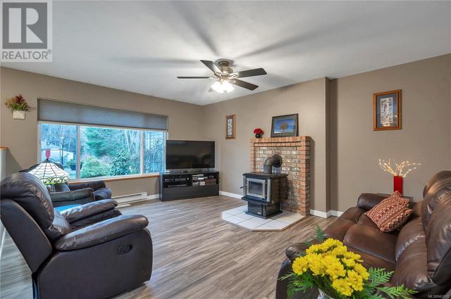 4199 Enquist Rd, House detached with 3 bedrooms, 2 bathrooms and 10 parking in Strathcona D (Oyster Bay   Buttle Lake) BC | Image 2