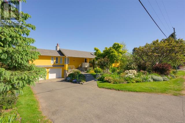 4050 Lockehaven Dr E, House detached with 4 bedrooms, 4 bathrooms and 6 parking in Saanich BC | Image 3