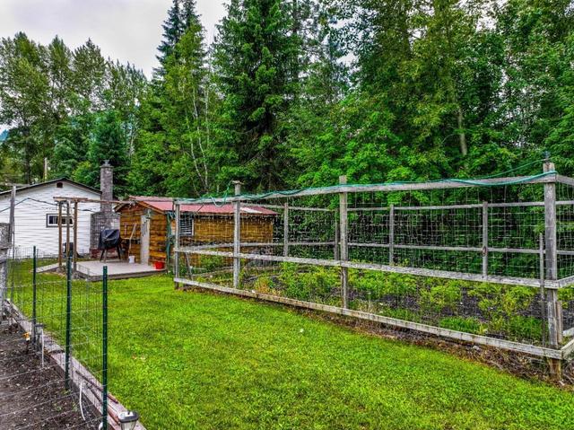 8918 Moyie Avenue, House detached with 2 bedrooms, 1 bathrooms and null parking in Central Kootenay B BC | Image 38