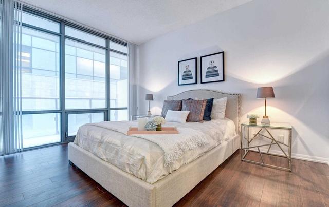 1010 - 832 Bay St, Condo with 3 bedrooms, 2 bathrooms and 1 parking in Toronto ON | Image 11