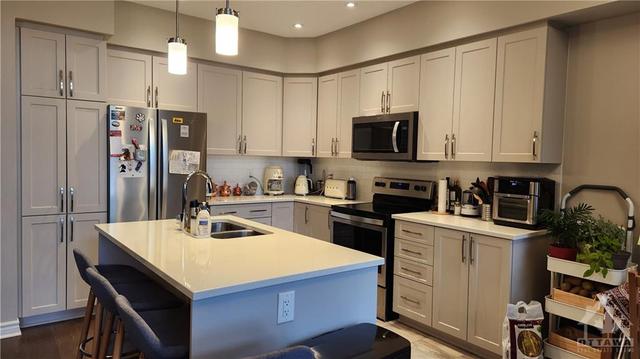 470 Markdale Terr, Townhouse with 3 bedrooms, 3 bathrooms and 2 parking in Ottawa ON | Image 5