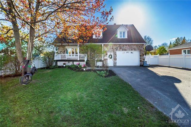 1906 Belcourt Blvd, House detached with 6 bedrooms, 4 bathrooms and 6 parking in Ottawa ON | Image 1